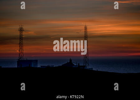 Flamborough, East Yorkshire, Regno Unito. 23 Dic, 2017. Flamborough Head e il faro nella luce del mattino e Sunrise.Flamborough Head è un promontorio, 8 miglia (13 km) lungo la costa dello Yorkshire in Inghilterra, tra il Filey e baie di Bridlington del Mare del Nord. Si tratta di un gesso, operazioni automatiche di fine campo con ripide scogliere bianche. La scogliera è dotato di due piedi torri faro, il più antico risalente al 1669 e Flamborough Head Lighthouse costruito nel 1806. Credito: ZUMA Press, Inc./Alamy Live News Foto Stock