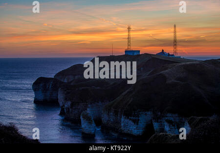 Flamborough, East Yorkshire, Regno Unito. 23 Dic, 2017. Flamborough Head e il faro nella luce del mattino e Sunrise.Flamborough Head è un promontorio, 8 miglia (13 km) lungo la costa dello Yorkshire in Inghilterra, tra il Filey e baie di Bridlington del Mare del Nord. Si tratta di un gesso, operazioni automatiche di fine campo con ripide scogliere bianche. La scogliera è dotato di due piedi torri faro, il più antico risalente al 1669 e Flamborough Head Lighthouse costruito nel 1806. Credito: ZUMA Press, Inc./Alamy Live News Foto Stock