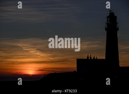 Flamborough, East Yorkshire, Regno Unito. 23 Dic, 2017. Flamborough Head e il faro nella luce del mattino e Sunrise.Flamborough Head è un promontorio, 8 miglia (13 km) lungo la costa dello Yorkshire in Inghilterra, tra il Filey e baie di Bridlington del Mare del Nord. Si tratta di un gesso, operazioni automatiche di fine campo con ripide scogliere bianche. La scogliera è dotato di due piedi torri faro, il più antico risalente al 1669 e Flamborough Head Lighthouse costruito nel 1806. Credito: ZUMA Press, Inc./Alamy Live News Foto Stock