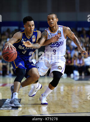 Brisbane, Queensland, Australia. 23 Dic, 2017. Travis trice di proiettili (sinistra) e Jerome Randle dei re di competere per la palla durante il round undici NBL corrispondenza tra le pallottole di Brisbane e Sydney Kings al Brisbane Convention and Exhibition Centre su dicembre 23, 2017 a Brisbane, Australia. Credito: Albert Perez/ZUMA filo/Alamy Live News Foto Stock