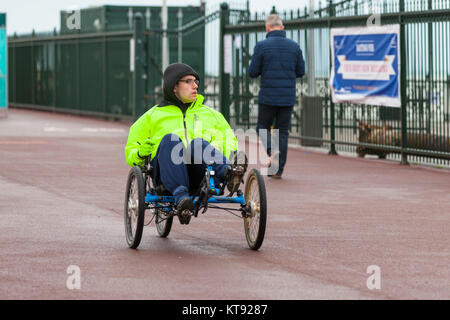 Hastings, East Sussex, Regno Unito. 23 Dic, 2017. Un ciclista passa dall'Hastings Pier. Photo credit: Paolo Lawrenson/Alamy Live News Foto Stock