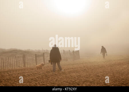 Crosby, Merseyside. Regno Unito Meteo. Il 23 dicembre, 2017. Mild & Misty, nebbia, per iniziare la giornata con una vasta nebbia di mare sulla costa di Sefton. Le miti condizioni per incoraggiare la gente a godere la Crosby sentiero costiero su Mariners modo. Di avvezione nebbia - è chiamato anche mare nebbia, quando circola aria calda sopra relativamente fredda la superficie del mare, ma è altrettanto comune su terra. Di avvezione nebbia è spesso associata con il passaggio di fronti freddi e caldi oltre la terra e il mare, è l'umida, drizzly roba che può rovinare quello che altrimenti sarebbe un bel giorno. Credito: MediaWorldImages/Alamy Live News Foto Stock