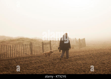 Crosby, Merseyside. Regno Unito Meteo. Il 23 dicembre, 2017. Mild & Misty, Foggy, atmosferica per iniziare la giornata con una vasta nebbia di mare sulla costa di Sefton. Le miti condizioni per incoraggiare la gente a godere la Crosby sentiero costiero su Mariners modo. Di avvezione nebbia - è chiamato anche mare nebbia, quando circola aria calda sopra relativamente fredda la superficie del mare, ma è altrettanto comune su terra. Di avvezione nebbia è spesso associata con il passaggio di fronti freddi e caldi oltre la terra e il mare, è l'umida, drizzly roba che può rovinare quello che altrimenti sarebbe un bel giorno. Credito: MediaWorldImages/Alamy Live News Foto Stock