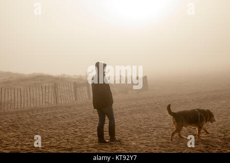 Crosby, Merseyside. Regno Unito Meteo. Il 23 dicembre, 2017. Mild & Misty, nebbia, per iniziare la giornata con una vasta nebbia di mare sulla costa di Sefton. Le miti condizioni per incoraggiare la gente a godere la Crosby sentiero costiero su Mariners modo. Di avvezione nebbia - è chiamato anche mare nebbia, quando circola aria calda sopra relativamente fredda la superficie del mare, ma è altrettanto comune su terra. Di avvezione nebbia è spesso associata con il passaggio di fronti freddi e caldi oltre la terra e il mare, è l'umida, drizzly roba che può rovinare quello che altrimenti sarebbe un bel giorno. Credito: MediaWorldImages/Alamy Live News Foto Stock