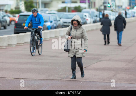 Hastings, East Sussex, Regno Unito. 23 Dic, 2017. Regno Unito: Meteo Nuvoloso e pioggia drizzly in Hastings. Wrapped Up caldo come il tempo peggiora. Photo credit: Paolo Lawrenson/Alamy Live News Foto Stock
