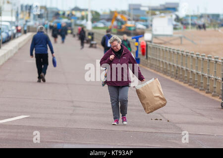 Hastings, East Sussex, Regno Unito. 23 Dic, 2017. Regno Unito: Meteo Nuvoloso e pioggia drizzly in Hastings. Windy giù sul lungomare. Photo credit: Paolo Lawrenson/Alamy Live News Foto Stock