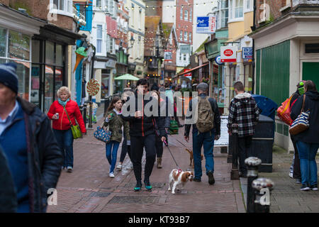 Hastings, East Sussex, Regno Unito. 23rd dicembre 2017. Meteo nel Regno Unito: Pioggia battente e piovosa in Hastings. George Street nella città vecchia di Hastings è più affollato del solito. Photo Credit: Paul Lawrenson/Alamy Live News Foto Stock