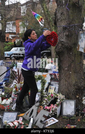 Londra, Regno Unito. 23 Dic, 2017. Tonia dalla carità libertà 4 George Michael. Omaggi al di fuori di Highgate casa di George Michael come il primo anniversario della sua morte si avvicina. Credito: JOHNNY ARMSTEAD/Alamy Live News Foto Stock