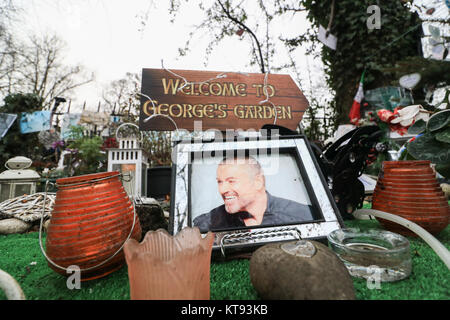 Londra, Regno Unito. 23 Dic, 2017. I primi approcci di anniversario della morte di Inglesi e Internazionali legenda pop George Michael morto in Goring on Thames il 25 dicembre 2016. Molti tifosi dedicati continuare a visitare e lasciare a omaggi postumi compresi manufatti, fiori, poster e fotografie al George Michael memorial garden istituito al di fuori del cantante ex casa nel nord di Londra Credito: amer ghazzal/Alamy Live News Foto Stock