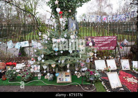 Londra, Regno Unito. 23 Dic, 2017. Omaggi al di fuori di Highgate casa di George Michael come il primo anniversario della sua morte si avvicina. Credito: JOHNNY ARMSTEAD/Alamy Live News Foto Stock