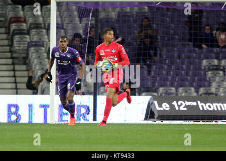 Toulouse (Francia) Novembre,29 2017 francese campionato Fooball Ligue 1 stagione il 2017-2018 Toulouse FC contro OGC Nice ALBAN LAFONT Credito: Sebastien Lapeyrere/Alamy Live News. Foto Stock