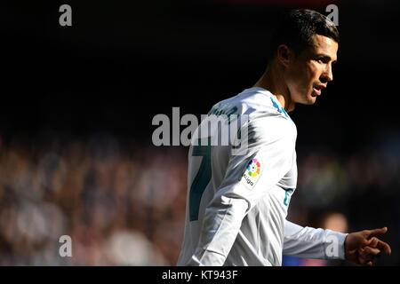 Madrid, Spagna. 23 Dic, 2017. Il Real Madrid di Cristiano Ronaldo reagisce durante lo spagnolo La Liga partita di calcio tra il Real Madrid e Barcellona al Santiago Bernabeu di Madrid in Spagna, a Dic. 23, 2017. Barcellona battere il Real Madrid da 3-0. Credito: Guo Qiuda/Xinhua/Alamy Live News Foto Stock