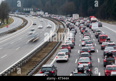 Holzkirchen, Germania. 23 Dic, 2017. Un ingorgo sull'autostrada A8 nei pressi di Holzkirchen, Germania, 23 dicembre 2017. Molte persone si stanno facendo strada con le loro famiglie all'inizio delle vacanze di Natale. (Foto scattata con lungo tempo di esposizione) Credito: Tobias Hase/dpa/Alamy Live News Foto Stock