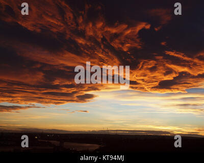 Newcastle Upon Tyne, 23 Dic, 2017, UK Meteo. Una drammatica cloudscape stagliano da una regolazione del sole sopra la bocca del fiume Tyne a Tynemouth, North Tyneside. Credito: James Walsh Alamy/Live News Foto Stock