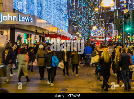 Londra, Regno Unito. 23 Dic, 2017. Shoppers folla londinese di Oxford Street sulla seconda ultimo shopping giorni prima di Natale, con molti negozi ora offre fino al 70% di sconto come essi spingono a fare le loro previsioni di vendita. Credito: Paolo Davey/Alamy Live News Foto Stock