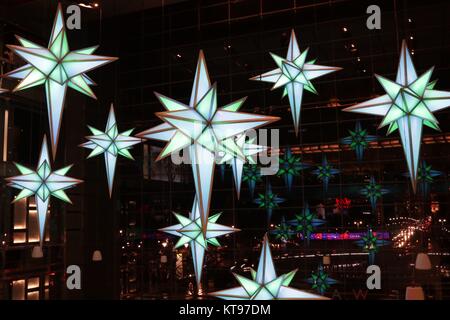 La città di New York, New York, Stati Uniti d'America. 23 Dic, 2017. Time Warner Center, casa di rete CNN New York bureau vacanza presentazione di luce a Columbus Circle a New York City. Credito: 2017 G. Ronald Lopez/ZUMA filo/Alamy Live News Foto Stock