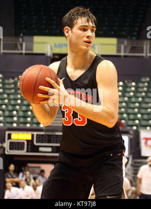 Hawaii, Stati Uniti d'America . 23 Dic, 2017. Dicembre 23, 2017 - Princeton Tigers avanti Sebastian molto (33) durante le fasi di gioco tra le tigri di Princeton e il Akron Zips all'Hawaiian Airlines Diamond Head classico allo Stan Sheriff centro sul campus della University of Hawaii a Honolulu, Hawaii - Michael Sullivan/CSM Credito: Cal Sport Media/Alamy Live News Foto Stock