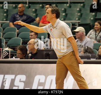 Hawaii, Stati Uniti d'America . 23 Dic, 2017. Dicembre 23, 2017 - Princeton tigri testa coach Mitch Henderson durante il gioco tra le tigri di Princeton e il Akron Zips all'Hawaiian Airlines Diamond Head classico allo Stan Sheriff centro sul campus della University of Hawaii a Honolulu, Hawaii - Michael Sullivan/CSM Credito: Cal Sport Media/Alamy Live News Foto Stock