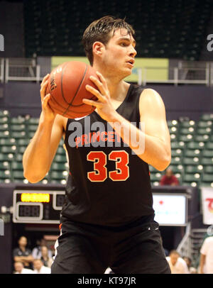 Hawaii, Stati Uniti d'America . 23 Dic, 2017. Dicembre 23, 2017 - Princeton Tigers avanti Sebastian molto (33) durante le fasi di gioco tra le tigri di Princeton e il Akron Zips all'Hawaiian Airlines Diamond Head classico allo Stan Sheriff centro sul campus della University of Hawaii a Honolulu, Hawaii - Michael Sullivan/CSM Credito: Cal Sport Media/Alamy Live News Foto Stock