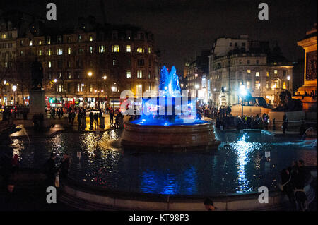 Londra, UK, 21/12/2017 Trafalgar Square albero di Natale 2017. La struttura ad albero è un dono annuale dalla Norvegia per il Regno Unito aiuto nella II Guerra Mondiale Foto Stock