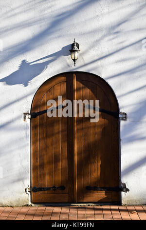 Vecchie porte in legno sulla chiesa con un ombre Foto Stock