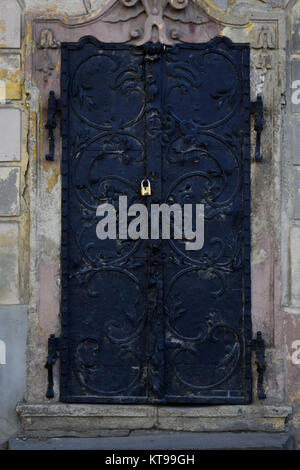 Vecchio rustico in metallo porta bloccata Foto Stock