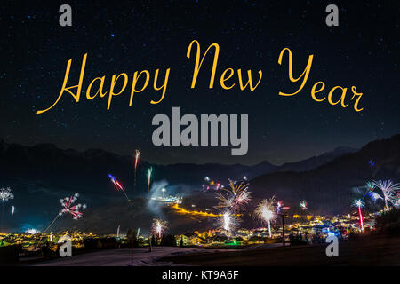 Capodanno fuochi d'artificio in Fiss, in posizione in Austria con il testo felice anno nuovo al di sopra Foto Stock
