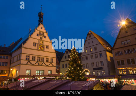 Il mercatino di Natale di Rothenburg ob der Tauber, Germania durante ore blu Foto Stock