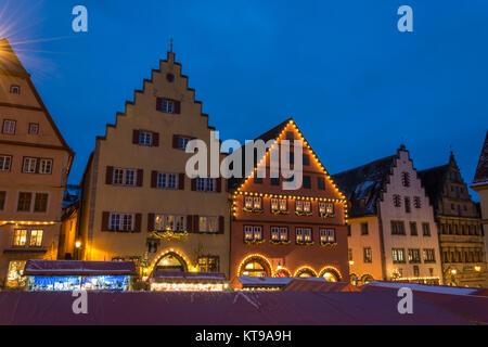 Il mercatino di Natale di Rothenburg ob der Tauber, Germania durante ore blu Foto Stock