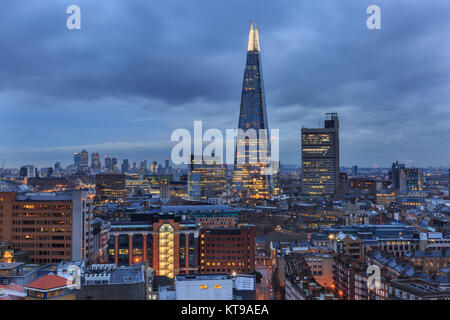 Vista panoramica di Southwark, Shard, e a sud-est di Londra verso Canary Wharf in background, London, Regno Unito Foto Stock