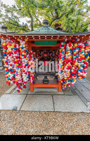 Yasaka Koshindo, dedicato a Koshin-san o Shomen Kongo un guerriero blu e guardiano e alle 'tre scimmie sagge' Che Rappresentano la fede Koshin Foto Stock