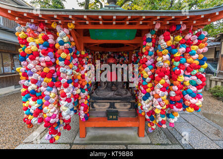 Kukurizaru rotondo, talismano a forma di sfera di stoffa a Yasaka Koshindo, dedicato a Koshin-san o Shomen KKongo un guerriero blu, guardiano Foto Stock