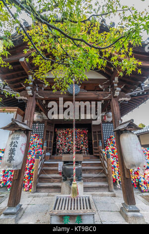 Hoden di Yasaka Koshindo, dedicato a Koshin-san o Shomen KKongo un guerriero blu, guardiano e le 'tre scimmie sagge' Che Rappresentano la fede Koshin Foto Stock