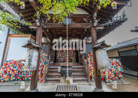 Hoden di Yasaka Koshindo, dedicato a Koshin-san o Shomen KKongo un guerriero blu, guardiano e le 'tre scimmie sagge' Che Rappresentano la fede Koshin Foto Stock