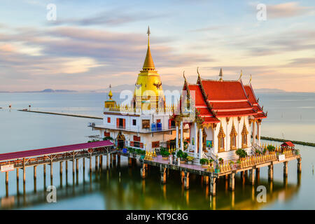 "Wat Hong thong' un tempio costruito in mare al tramonto nella provincia di chachengsao Foto Stock