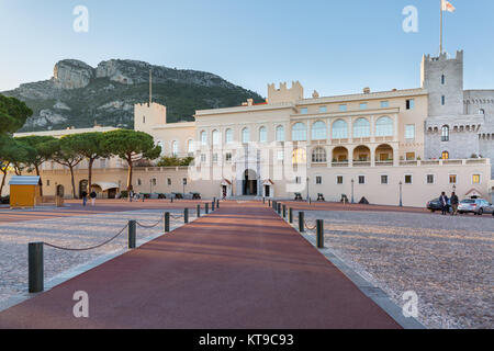 Il Palazzo del Principe di Monaco, o Palazzo Grimaldi, residenza ufficiale del Principe Sovrano di Monaco, il Principato di Monaco e la Riviera Foto Stock