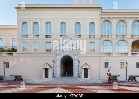 Il Palazzo del Principe di Monaco, o Palazzo Grimaldi, residenza ufficiale del Principe Sovrano di Monaco, il Principato di Monaco e la Riviera Foto Stock