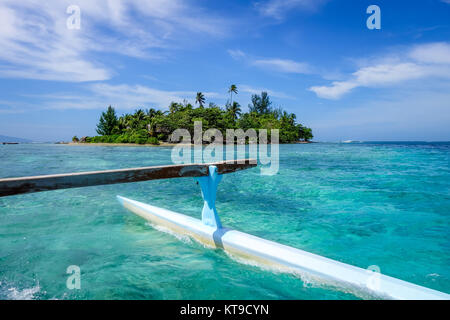 Pirogue sulla via del paradiso atollo tropicale nell'Isola di Moorea lagoon Foto Stock