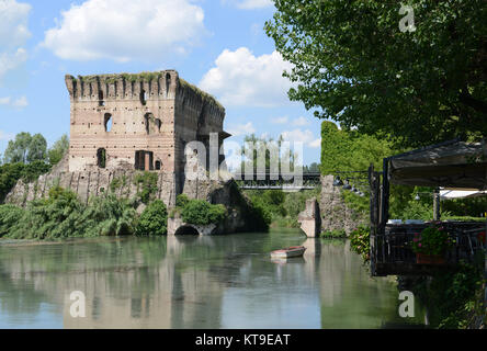 Il vecchio ponte visconteo a Valeggio sul Mincio Foto Stock