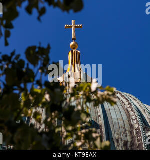 Hauptkuppel des Berliner Dom mit Laterne und vergoldetem Abschlusskreuz Foto Stock