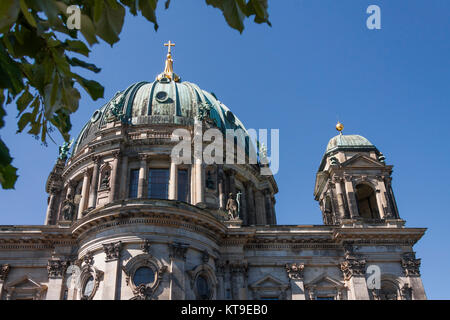 Hauptkuppel des Berliner Dom mit Laterne und vergoldetem Abschlusskreuz Foto Stock