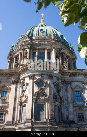 Hauptkuppel des Berliner Dom mit Laterne und vergoldetem Abschlusskreuz Foto Stock