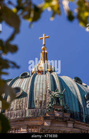 Hauptkuppel des Berliner Dom mit Laterne und vergoldetem Abschlusskreuz Foto Stock