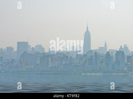 La fantasia New York skyline della città Foto Stock