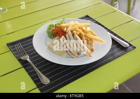 Il menu del ristorante. I piatti che danno a ristoranti. Le patatine fritte. Foto Stock