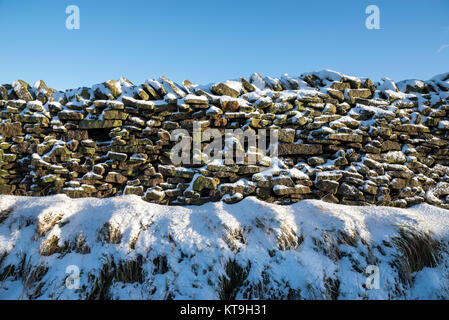 Close up di un tradizionale stalattite parete ricoperta di neve in alta vetta, Derbyshire, in Inghilterra. Foto Stock