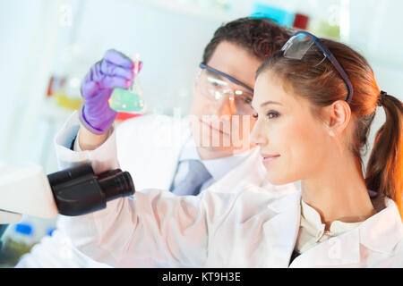 Ricercatore osservando indikator sfasamento di colori. Foto Stock