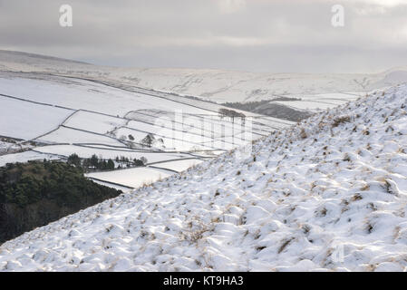 Coperta di neve collina sopra poco Hayfield nel picco elevato, Derbyshire, in Inghilterra. Foto Stock