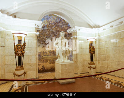 Statua di scrittore russo Pushkin nella stazione della metropolitana St Petersberg, Russia. Foto Stock