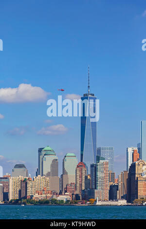 New York, nello Stato di New York, Stati Uniti d'America. Manhattan visto da New York Bay. L'alto edificio è un centro mondiale del commercio, noto anche come 1 W Foto Stock